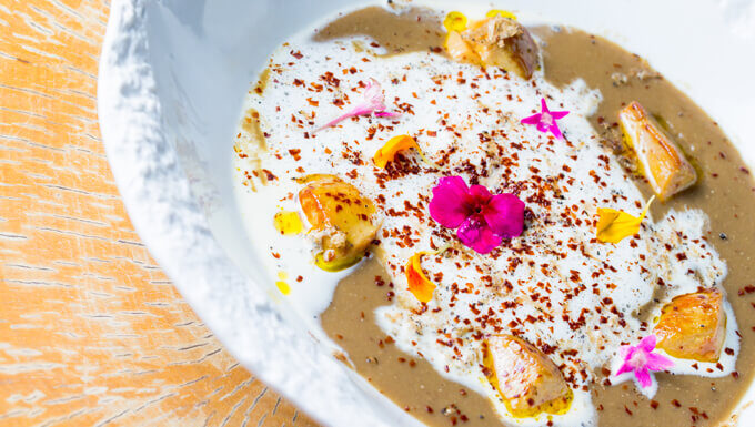 Velouté de lentilles vertes du Puy, cubes de foie gras poêlés, râpé de truffe et de chocolat noir