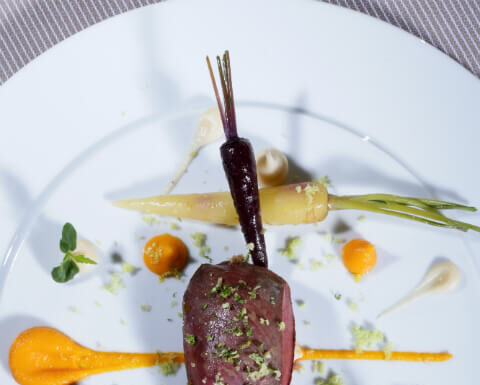 Le pigeon laqué aux épices, carottes nouvelles, pois chiche au citron confit et cumin