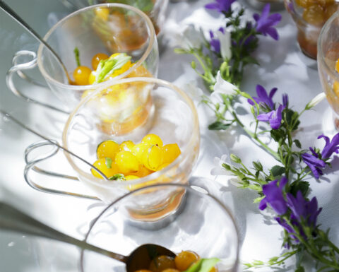 Verrine de tomate groseille au basilic et granité de tomate au gingembre, tuile au parmesan