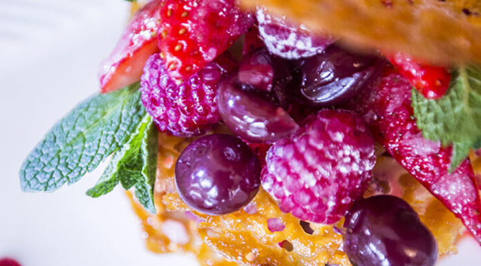 Cristallines à l'orange et amandes méli-mélo de fruits rouges crème fouettée au fromage blanc