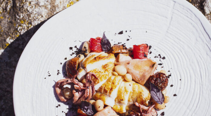 Tronçons de lotte à la plancha encornets cuisinés à l’ail et au thym, haricots coco liés de jus de cuisson, olives noires et tomates séchées de Paul Courtaux