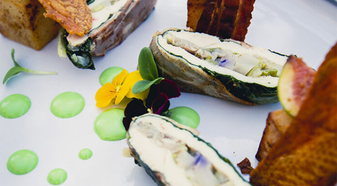 Cordon bleu de suprême de volaille en habit de blette et lard, fondant de topinambour et chou rouge, son infusion crémée de Frédéric HUSSER