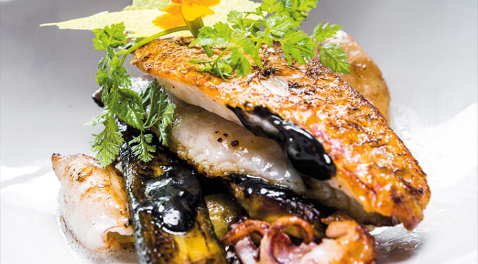 Rouget d’ici, artichauts et jeunes courgettes grillées au barbecue, encornets et condiments confits de Paul COURTAUX