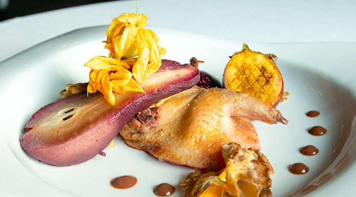 Demi-pigeon aux chanterelles et poire pochée au vin rouge, aux épices sauce cacao amer de Patrick GUILTAT