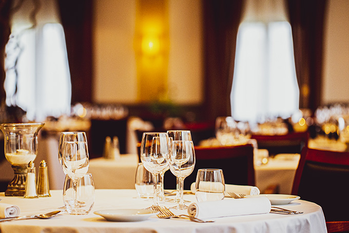 Salle du restaurant l'accent du soleil au coeur des Cévennes, par le Chef Philippe Combet.