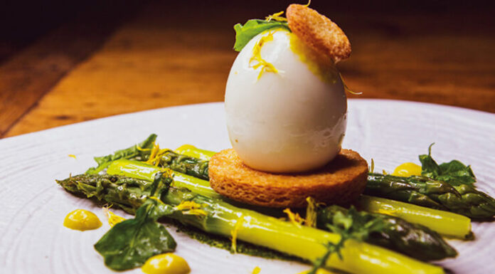 L’œuf fermier de Lozère cuit mollet asperges vertes de pays, pissenlit sauvage cru et cuit de Paul COURTAUX