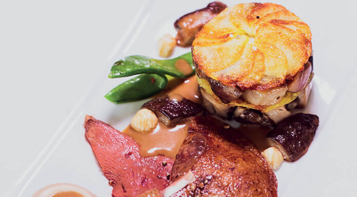 Poitrine de Pigeonneau et cuisse confite avec pomme et cèpes poêlés, purée de noisette de Philippe COMBET