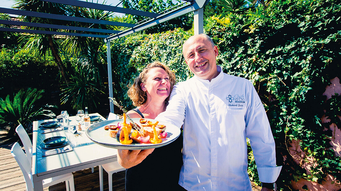 Le Chef Richard JUSTE et sa femme dans leur restaurant le "Mahé"