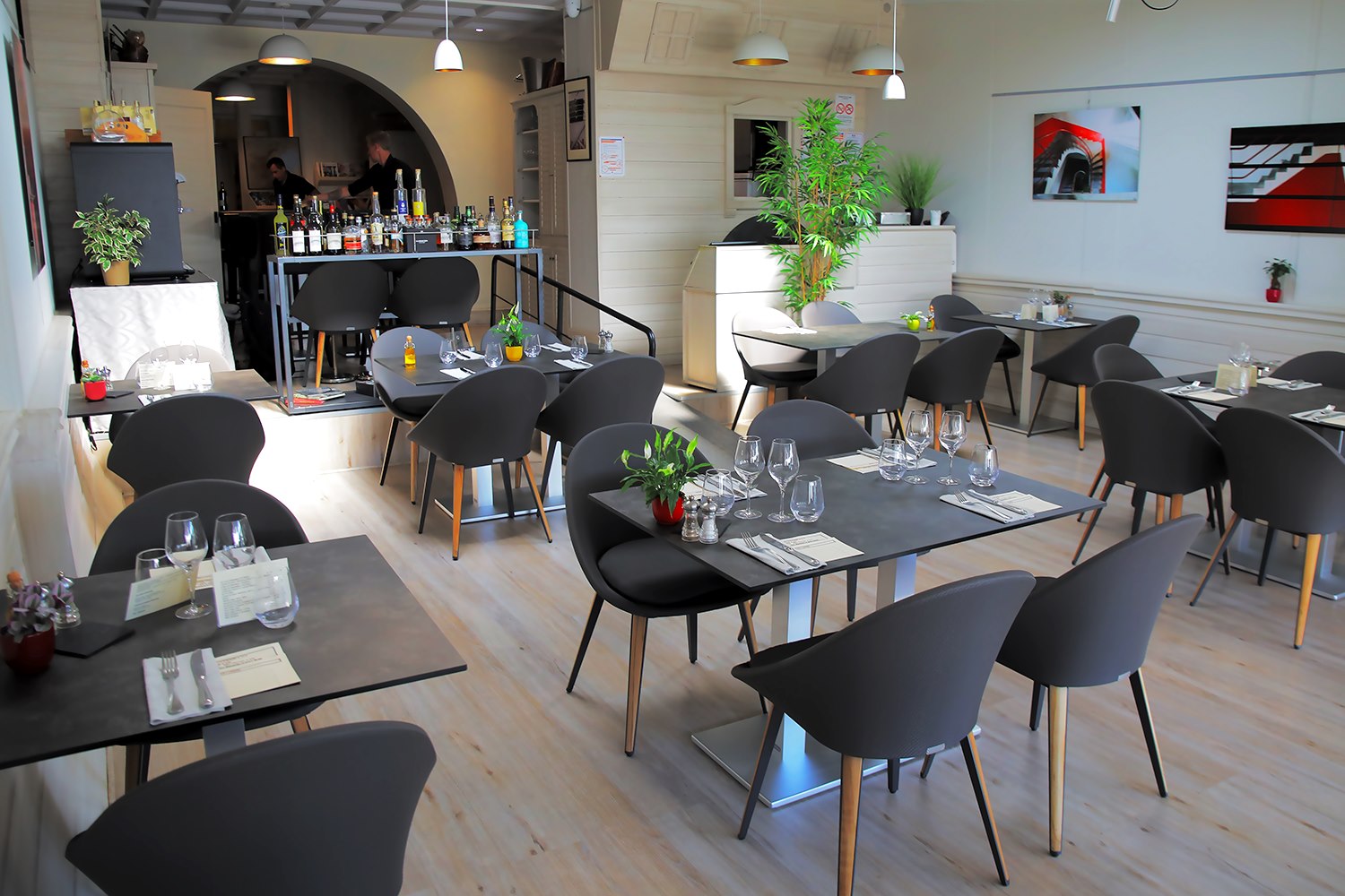 Salle du restaurant "Le Saint Georges" à Palavas-les-Flots dont le Chef est Paul COURTAUX. Salle du restaurant "Le Saint Georges" à Palavas-les-Flots dont le Chef est Paul COURTAUX.