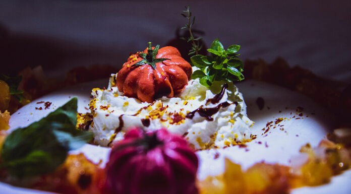 Déclinaison estivale et gourmande de la tomate reconstituée en tartare, espuma mozzarella, basilic, fleur de sel de Camargue, de Jacques MAZERAND