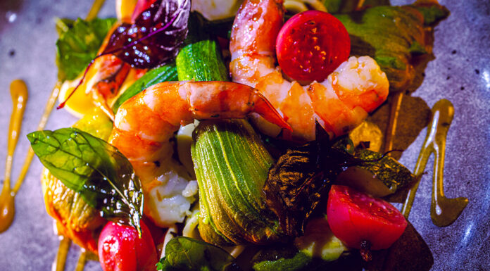 La fleur de courgette farcie d’une mousseline de gambas, Orriechete et gambas, vierge de légumes au jus de carapaces et basilic, de Thomas RÉA