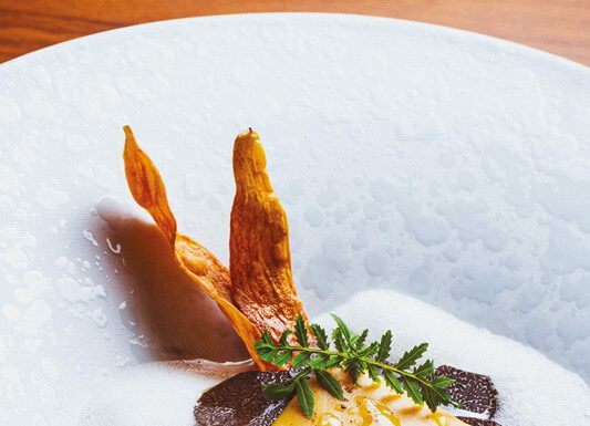 Velours de châtaigne, raviole coulante de potimarron, émincé de truffe et son écume BY Jacques et Laurent POURCEL