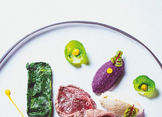 Dos de cerf juste rôti La cuisse en goulash, céleri-rave, chou rouge … BY Jacques MAZERAND