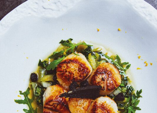 Noix de Saint-Jacques grillées, bouillon de congre à l’oseille, pak choï des Jardins de Costebelle, agrumes BY Paul COURTAUX