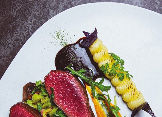 Pavé de cerf de chasse Lozérienne, chou vert frisé au lard, champignons, purée fumée BY Paul COURTAUX