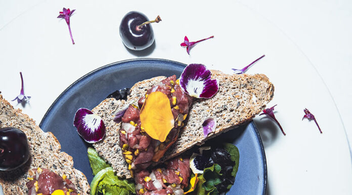 Tartare de magret de canard aux cerises, éclats de pistaches, huile de sésame, sur une fine tranche de pain à la farine de petite épeautre bio de Monsieur Renaud Suquet BY Jacques MAZERAND Jacques Mazerand