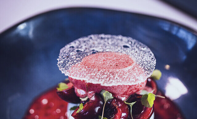 Pavlova aux cerises, maïs et poivre de Sichuan Pavlova aux cerises
