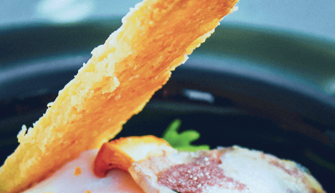 Œuf mollet aux girolles, jambon de Bigorre et croustille parmesane By Philippe COMBET – Restaurant L’accent du soleil Œuf mollet aux girolles