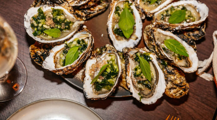 Huîtres de Patrice Breseghello, wakamé et concombre, citron caviar By Thomas REA – Restaurant La table des poètes Huîtres de Patrice Breseghello