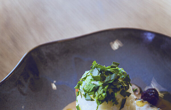 Chapon en ballotine façon blanquette revisitée, œuf en risotto et habit d’herbes fraîches, ses petits légumes glacés, truffe BY Frédéric HUSSER