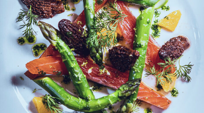 Saumon mi-cuit, salade d’asperges, crème au poivre fermenté, vinaigrette morilles BY Éric CELLIER Chefs d'Oc, magazine épicurien, numéro 26, printemps 2023