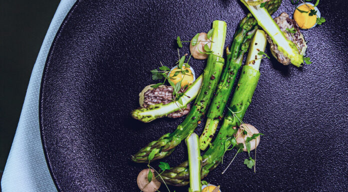 Premières asperges de pays, œuf confit en condiment et morilles BY Charles FONTES Chefs d'Oc, magazine épicurien, numéro 26, printemps 2023