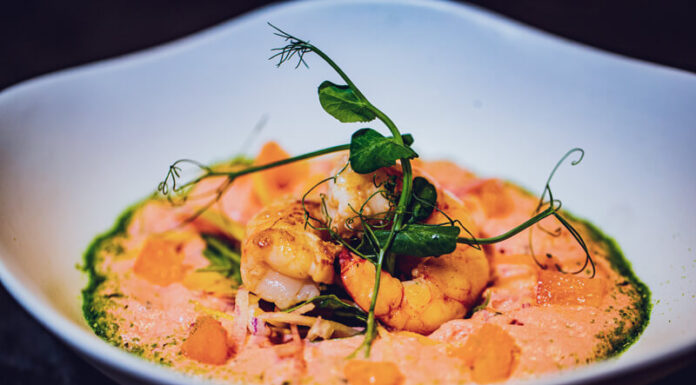 Mousse de gaspacho, gambas sauvages, salade de légumes Chefs d'Oc, magazine épicurien, numéro 27, été 2023