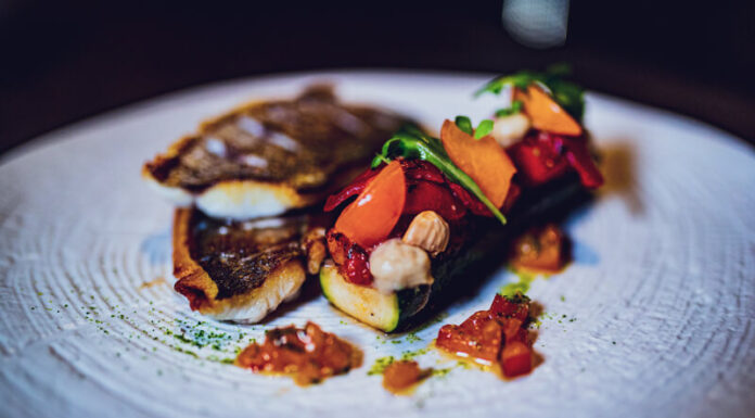 Loup grillé courgettes, tomates, amandes, abricots, By Paul COURTAUX Chefs d'Oc, magazine épicurien, numéro 27, été 2023