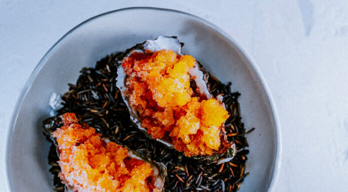 Huîtres au naturel, granité d’abricots, By Carole SOUBEIRAN Chefs d'Oc, magazine épicurien, numéro 27, été 2023