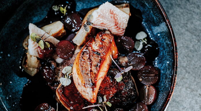 Aubergine fondante, foie gras poêlé, anguille fumée, Banyuls, By Richard JUSTE Chefs d'Oc, magazine épicurien, numéro 28, automne 2023