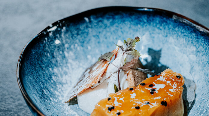 Pressé de pomme, caramel de passion, mousse de riz au lait, By Richard JUSTE Chefs d'Oc, magazine épicurien, numéro 28, automne 2023