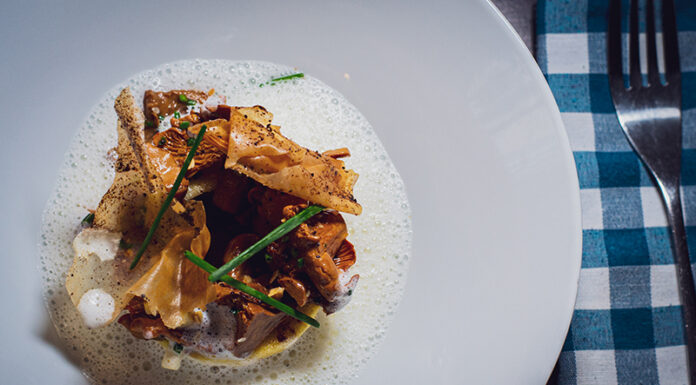 La Reinette du Vigan rôtie au beurre demi-sel, girolles de Lozère en vinaigrette aux herbes et noisette, émulsion au cidre et croustillant à la poudre de champignons, By Thomas RÉA Chefs d'Oc, magazine épicurien, numéro 28, automne 2023