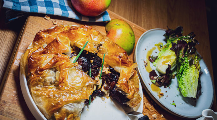 Croustille au boudin noir et pomme Reinette du Vigan aux éclats de pistache et raisin sec, jus de viande et salade de roquette aux graines, By Thomas RÉA Chefs d'Oc, magazine épicurien, numéro 28, automne 2023