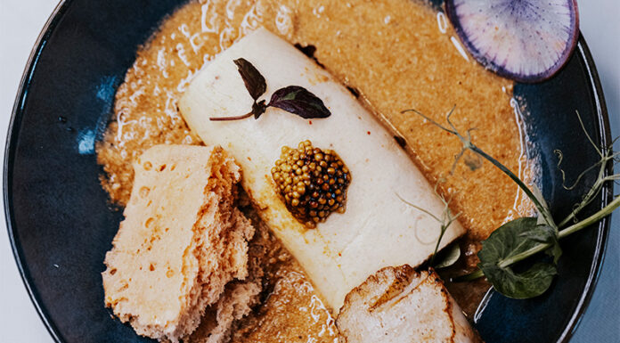 Noix de Saint-Jacques servie dans l’esprit d’un boudin blanc, Américaine et biscuit éponge par Jacques Mazerand Chefs d'Oc, magazine épicurien, numéro 29, hiver 2024