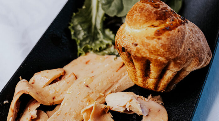 Émincé de foie gras de canard mariné à l’huile de noisette, brioche tiède par Jacques Mazerand Chefs d'Oc, magazine épicurien, numéro 29, hiver 2024