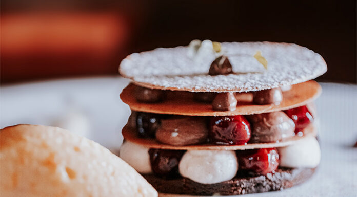 Croquant chocolat marron, sorbet clémentine par Marc-Antoine Lebacq Chef pâtissier au “Jardin des Sens” Chefs d'Oc, magazine épicurien, numéro 29, hiver 2024