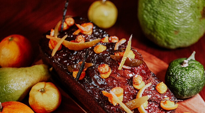 Cake aux noisettes par Marc-Antoine Lebacq Chef pâtissier au “Jardin des Sens” Chefs d'Oc, magazine épicurien, numéro 29, hiver 2024