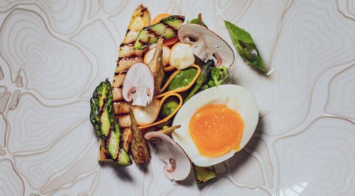 ŒUF MAYO, premières asperges au grill, bouillon d’os à mœlle par Clément Gely