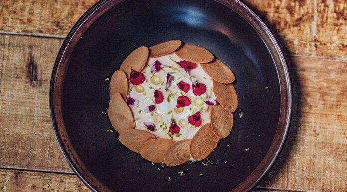 Faisselle montée au miel de châtaigniers “les butineuses”, agrumes et langues de chat par Clément GELY