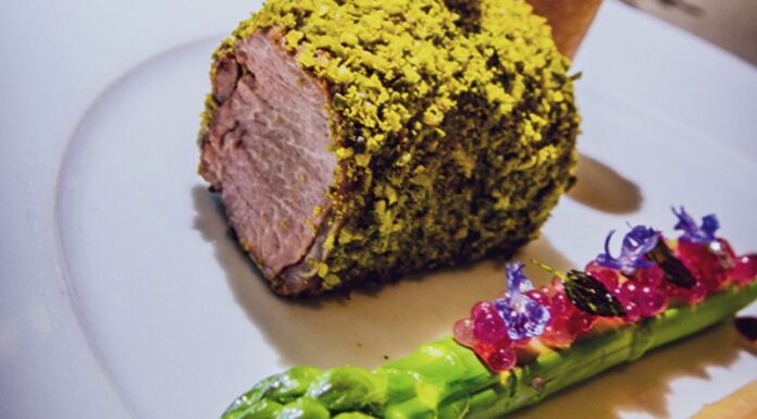 Carré d’agneau découvert à la française aux éclats de pistaches, rhubarbe confite, déclinaison d’asperge de région et ses condiments, jus corsé par Frédéric HUSSER