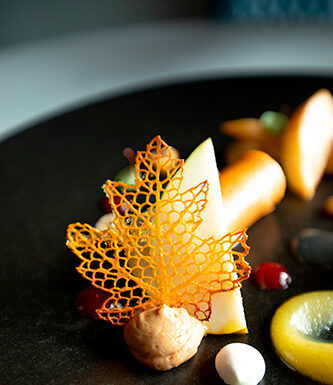 TUBE CROUSTILLANT DE POIRE, CRÈME DE MASCARPONE CARAMEL, COMPOTÉE DE POIRE SORBET CITRON CITRONNELLE de Jacques & Laurent POURCEL