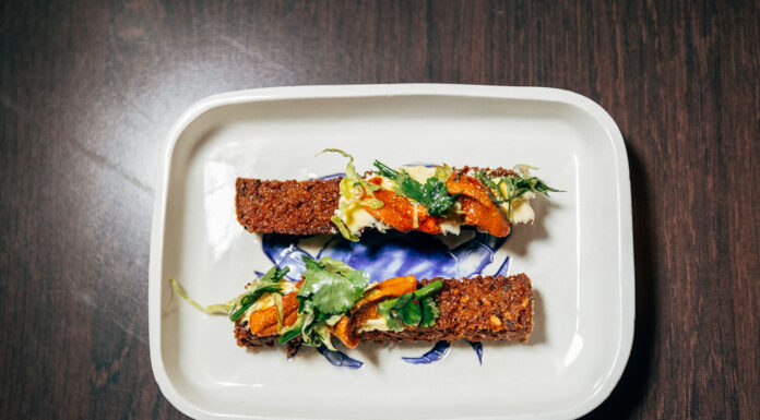 Recette : La grosse mouillette de pain du Pêcheur (Des Rêves & du Pain), beurre d’agrumes et langues d’oursin, salade d’herbes