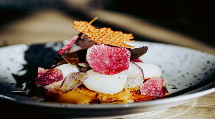 Recette : Noix de Saint Jacques-marinée, carpaccio de betteraves cuites au sel, pickles d’oignons doux, huile d’oseille par Richard Juste