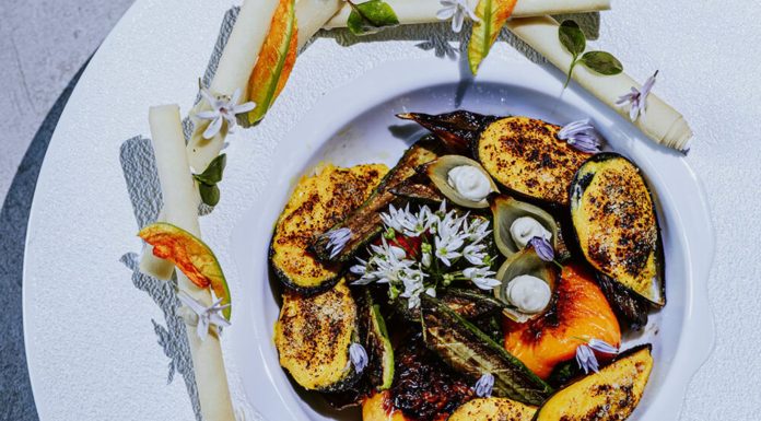Recette : MOULES GRATINÉES FAÇON LANGUEDOC, crème safranée au Picpoul, croustillant de pélardon et légumes confits