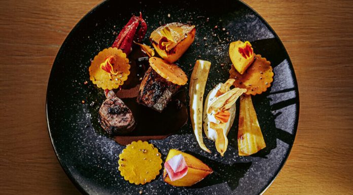 Recette : RÂBLE DE LIÈVRE panais, coing, jus corsé au chocolat 76 % de cacao